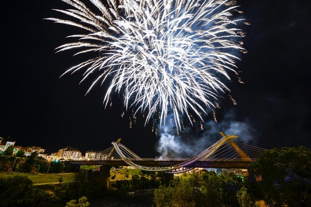 ¿A qué hora empieza la Gran Tirada de Fuegos Artificiales de las Fiestas de Ourense? 1 Fuegos artificiales