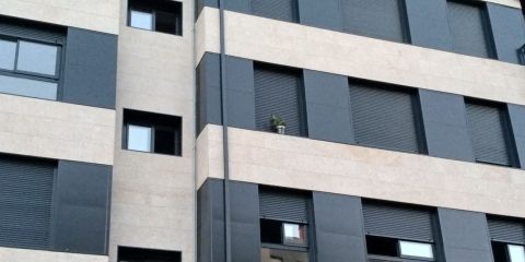 Maceta en una ventana de A Valenza