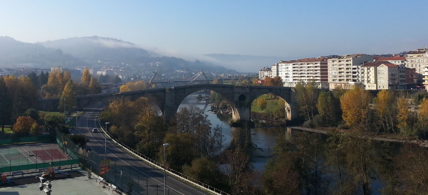 Puente Romano desde el centro comercial Ponte Vella
