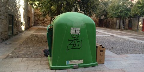 Contenedor de vidrio en la Praza Da Imprenta