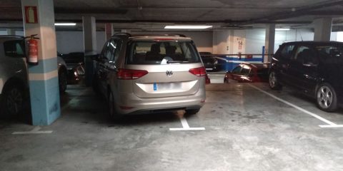 Coche mal aparcado en parking Concordia