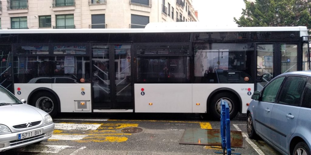 Susto en A Valenzá al chocar un autobús urbano y un turismo 1 Nuevo autobús de A Valenzá