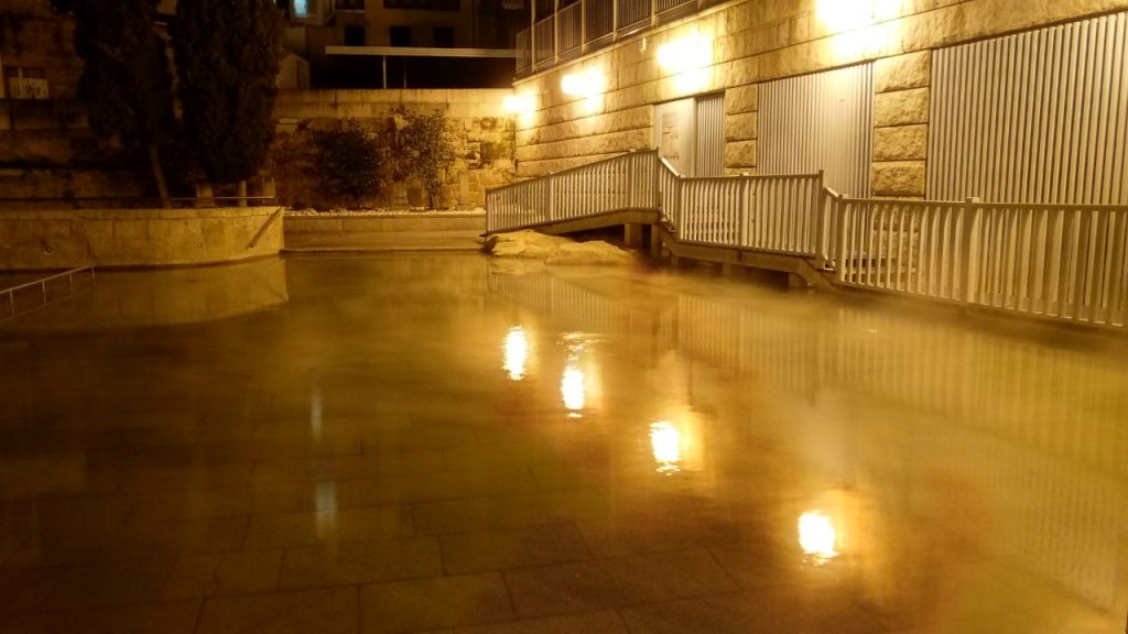 Piscina termal de As Burgas de noche