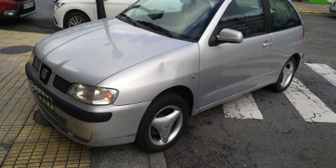 Coche mal aparcado en Mercadona