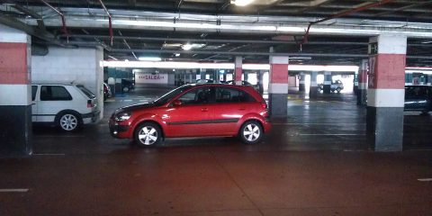 Coche mal aparcado en Carrefour