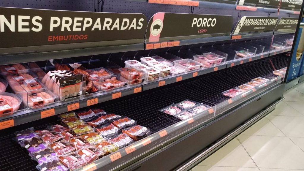 6 claves para comprar comida de forma responsable 1 Estanterías de un supermercado