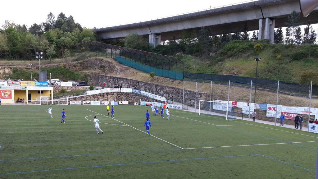 Campo de fútbol de Os Carrís