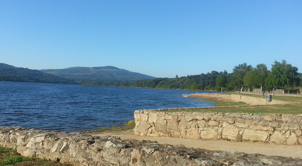 La presencia de toxinas en el embalse de As Conchas pondría desaconsejar el baño en Portoquintela y Muiños 1 Playa de Muiños