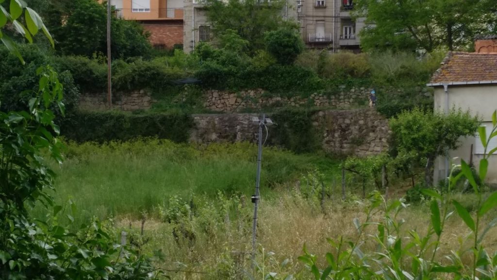 Antena de televisión instalada en medio de una finca 1 Antena en una finca