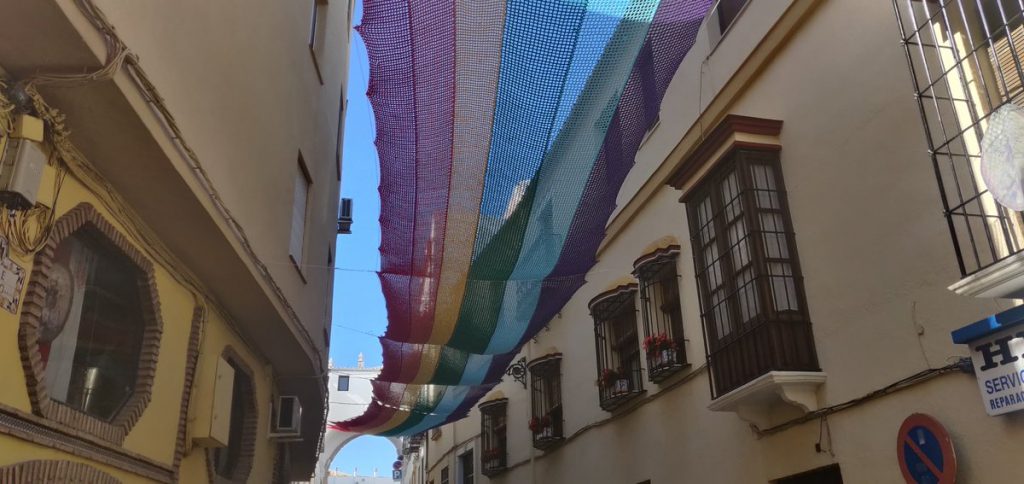 12 mujeres tejen una bandera LGTB de 50 metros para cubrir la calle 1 Bandera LGTB