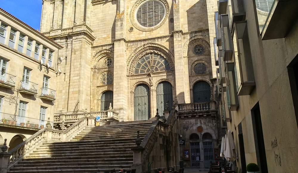 El sábado una misa en la catedral recordará a los fallecidos durante el confinamiento 1 Catedral de Ourense