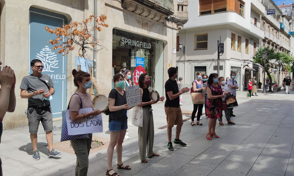Las comisiones abusivas de Abanca enfurecen a sus clientes 1 Protestas delante de Abanca por sus comisiones que consideran abusivas