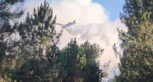 Avioneta soltando agua en incendio en Moreiras