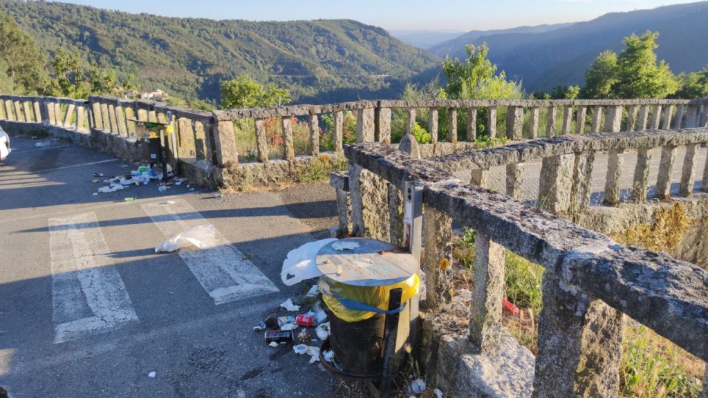 Basura acumulada en el Mirador de Pesqueiras