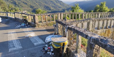 Basura acumulada en el Mirador de Pesqueiras