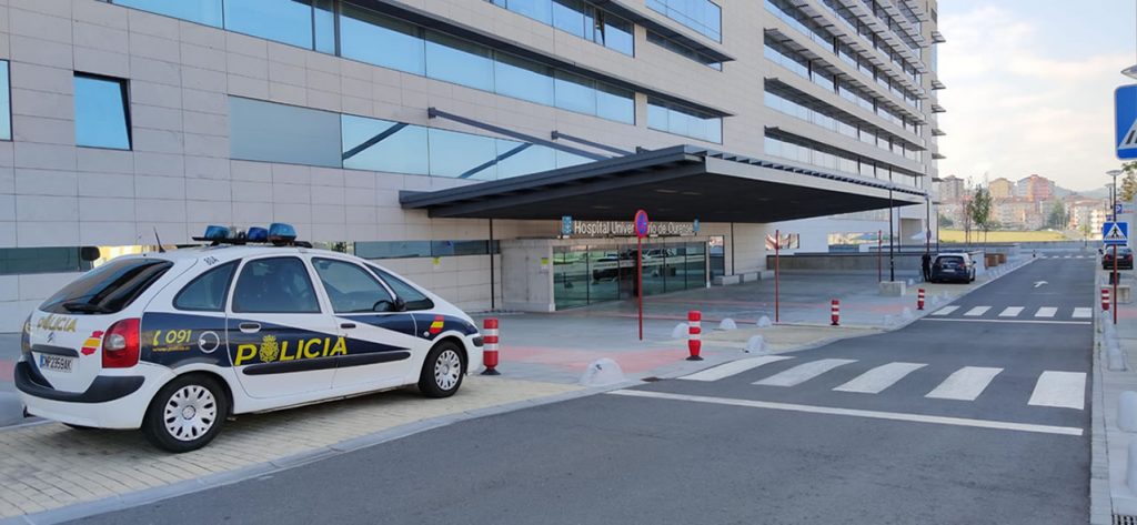 Chuo de Ourense con coche de policía