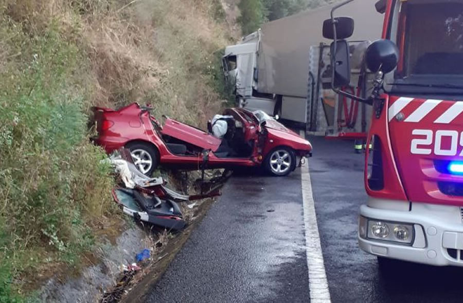 Coche accidentado en N120