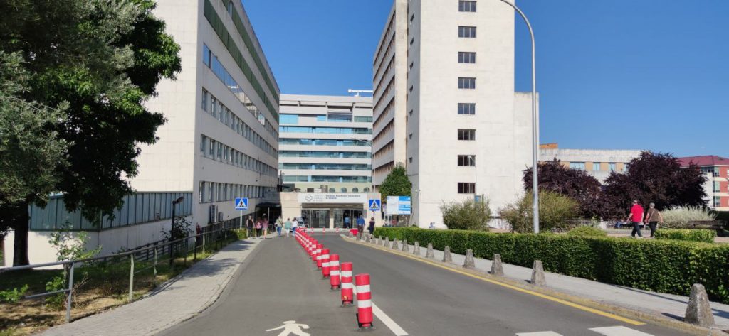 Entrada principal a la residencia de Ourense Chuo