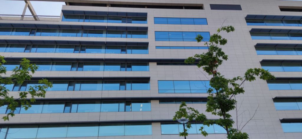 El parte de ayer del Sergas habla de 728 casos activos en Ourense 1 Fachada de la residencia de Ourense Chuo