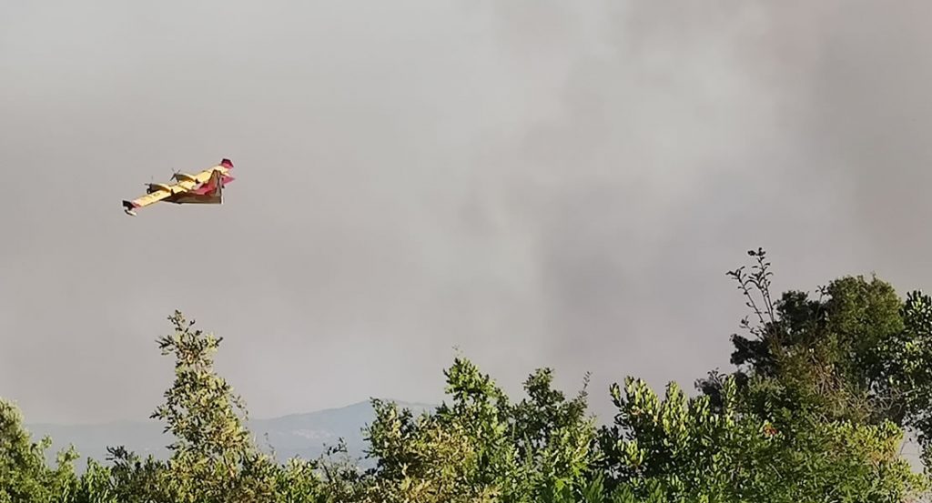 Hidroavión trabajando en el incendio de Toén