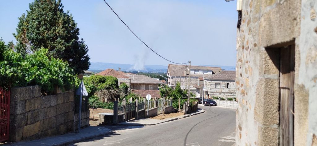 Incendio en Ourense visto desde el concello de A Merca
