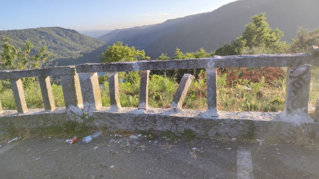 Mirador de Pesqueiras mal cuidado