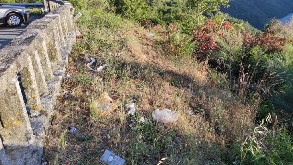 Mirador de Pesqueiras y su basura