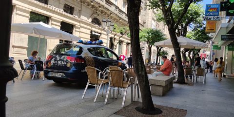 Rúa do Paseo. Terrazas y coche de la policía.