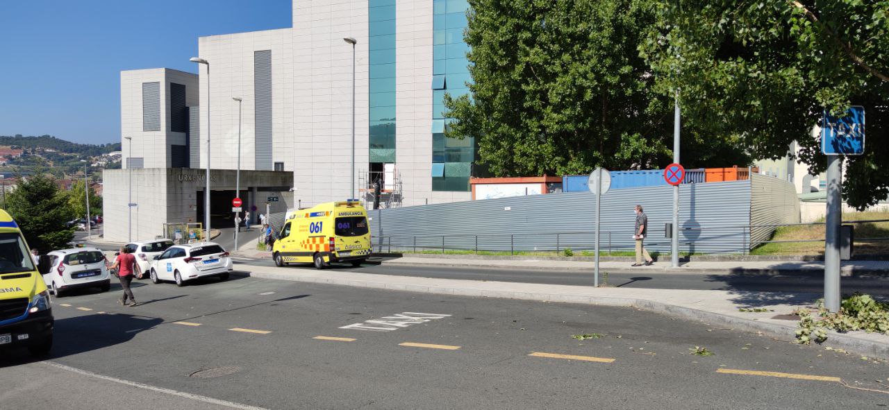 Urgencias del CHUO y ambulancia llegando