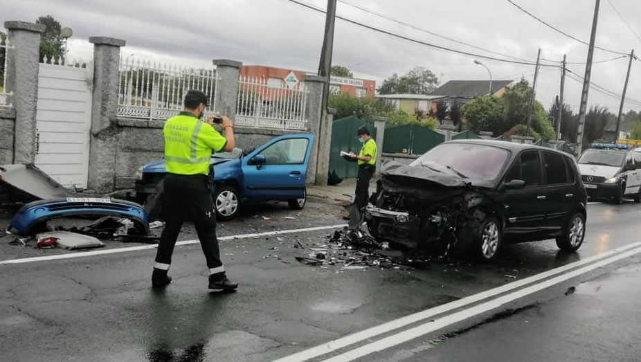 Dos heridos graves tras colisionar con sus vehículos en el Alto do Cumial este mediodía 1 Accidente en O Cumial