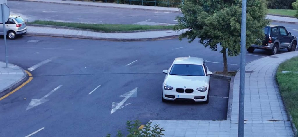 BMW mal aparcado