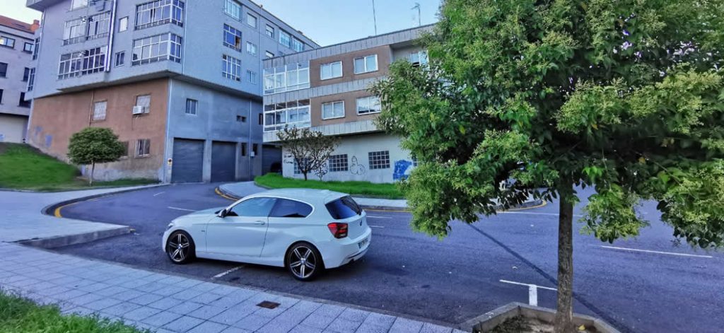 BMW mal aparcado en A Valenzá