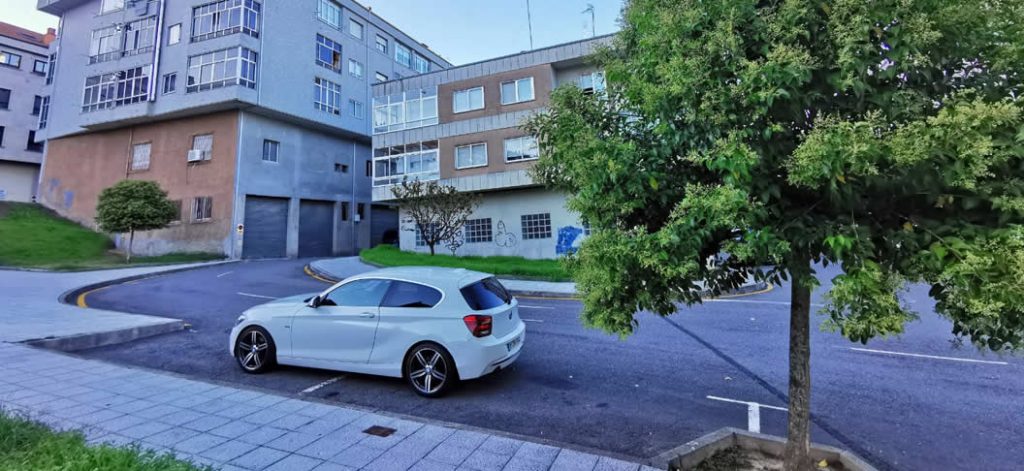 BMW mal aparcado en A Valenzá