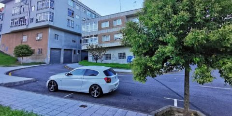BMW mal aparcado en A Valenzá