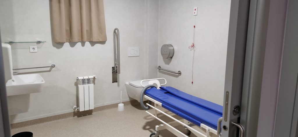 Visitamos la Residencia de Discapacidad Nuestra Señora de Los Milagros 12 Baño