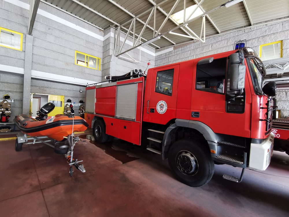 El rescate de dos bomberos en el Miño vuelve a evidenciar las carencias con las que conviven 1 Camión de Bomberos