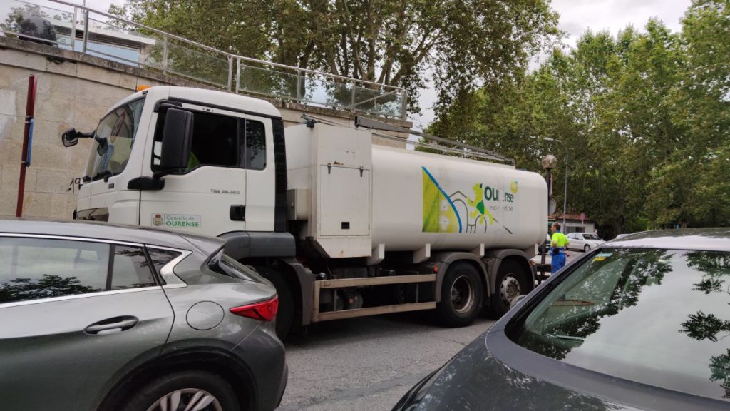 Los trabajadores de la limpieza de Ourense anuncian huelga indefinida a partir del día 9 1 Camión de la limpieza