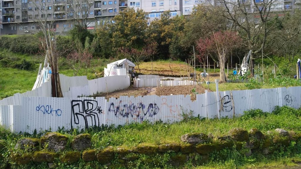 Los cierres con somieres son el pasado. Ahora lo que se lleva es cerrar las fincas con persianas 1 Cierre de finca con persianas en A Valenzá