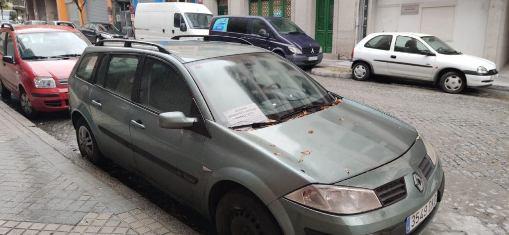 Coche abandonado en Jesús Soria