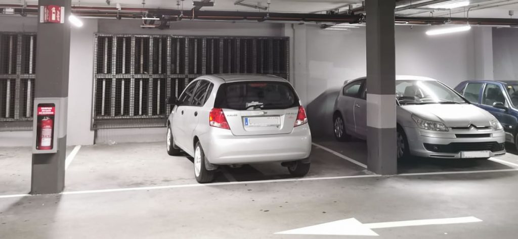 Coche aparcado en dos plazas, un clásico en los supermercados 1 Coche aparcado en dos plazas de Mercadona
