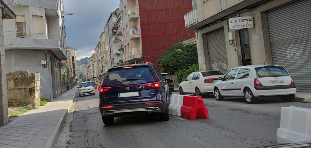 Una mujer de avanzada edad recorre Marcelo Macías en dirección prohibida 1 Coche en sentido contrario por Marcelo Macías