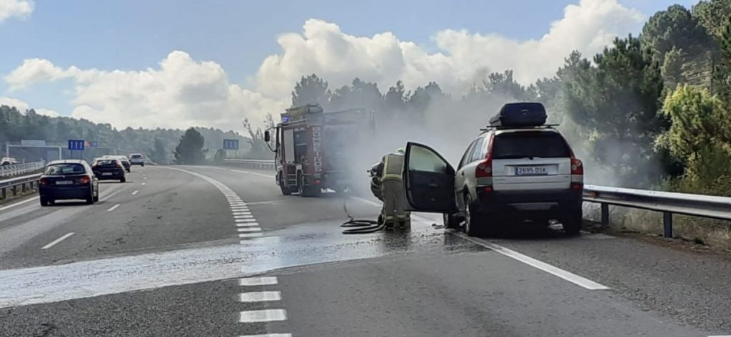 Se incendia un coche en la A-52 obligando a cortar dos carriles de la autovía 1 Coche incendiado en autovía
