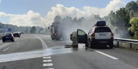Coche incendiado en autovía