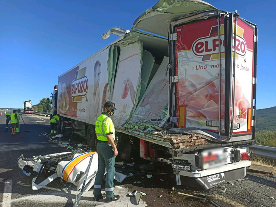 Guardia Civil junto a camión accidentado