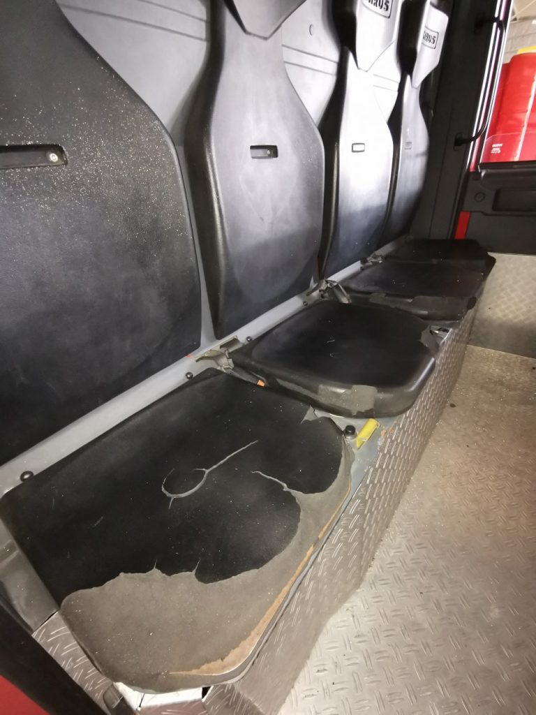 Interior de camión de bomberos