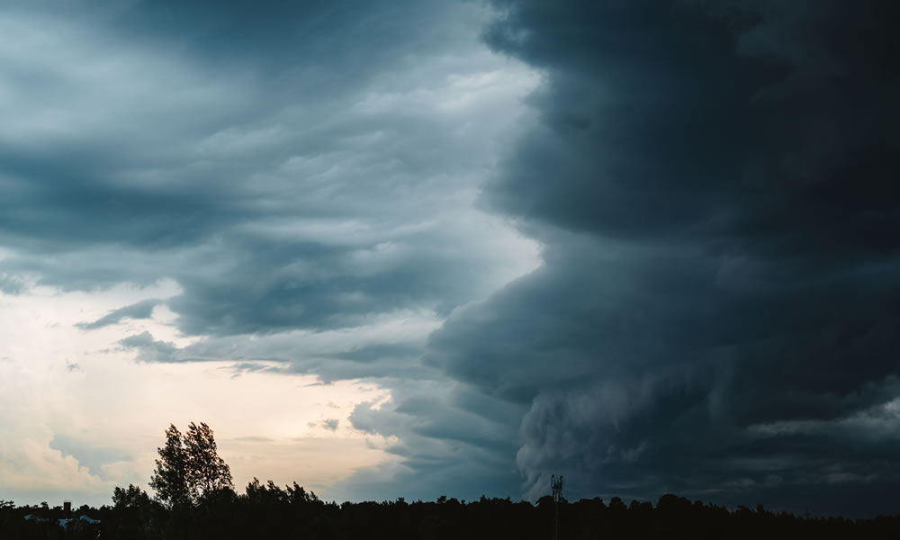 Mal tiempo con nubes y lluvia