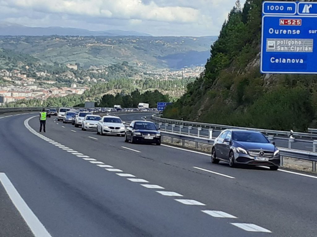 Se incendia un coche en la A-52 obligando a cortar dos carriles de la autovía 2 Retenciones A-52