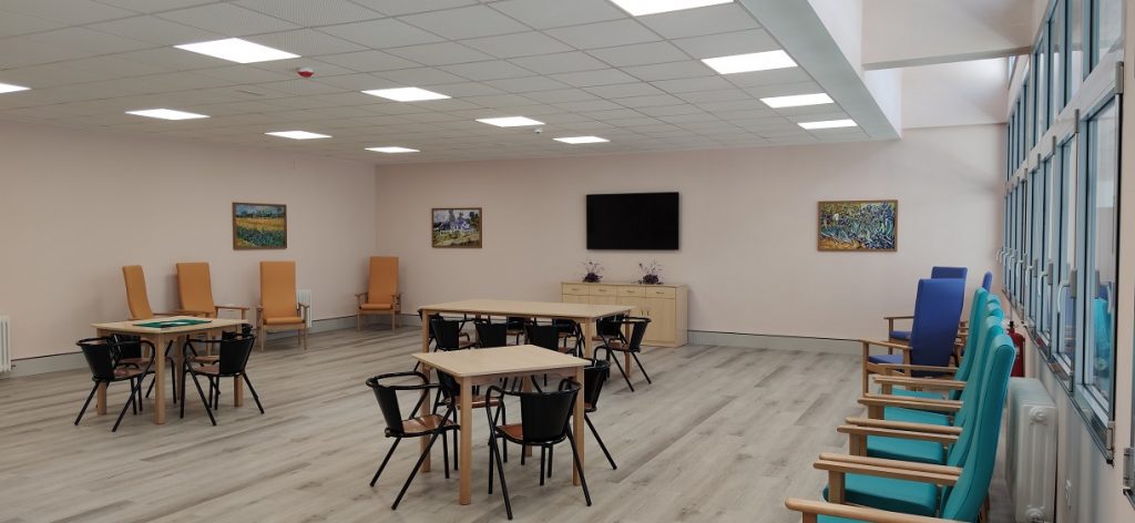 Visitamos la Residencia de Discapacidad Nuestra Señora de Los Milagros 1 Sala con una gran galería
