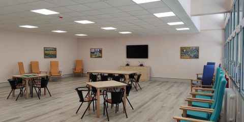 Sala con una gran galería