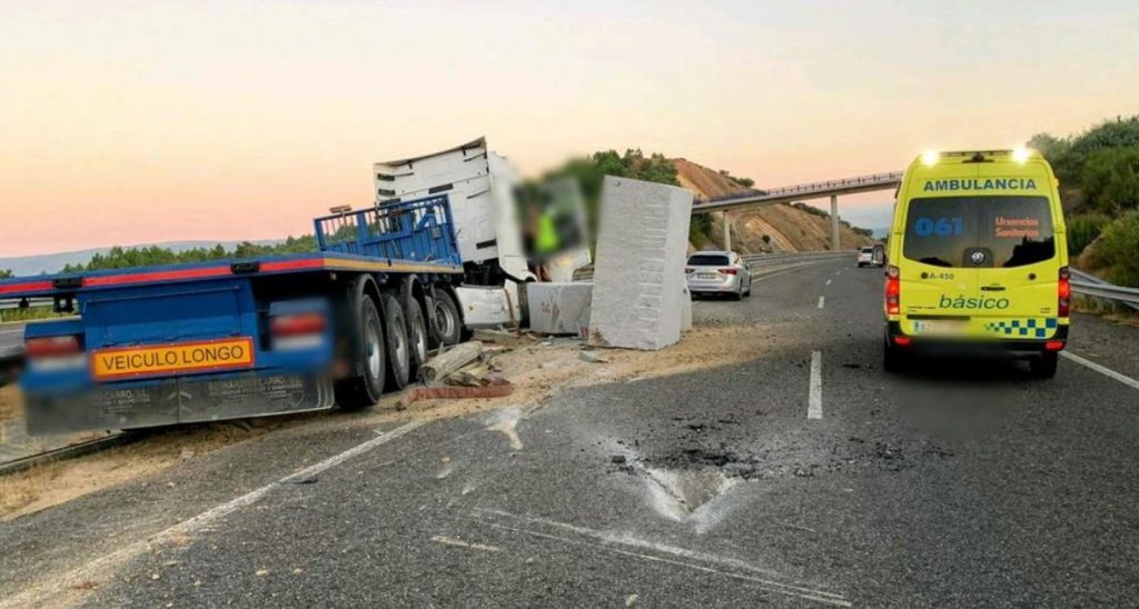 Un tráiler se sale de la vía en la A-75 1 Tráiler accidentado en la A-75